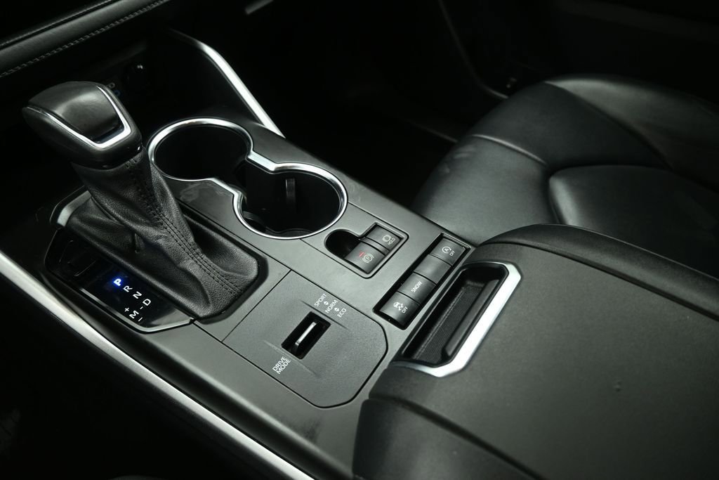 Used 2022 Toyota Highlander XLE FWD image 18