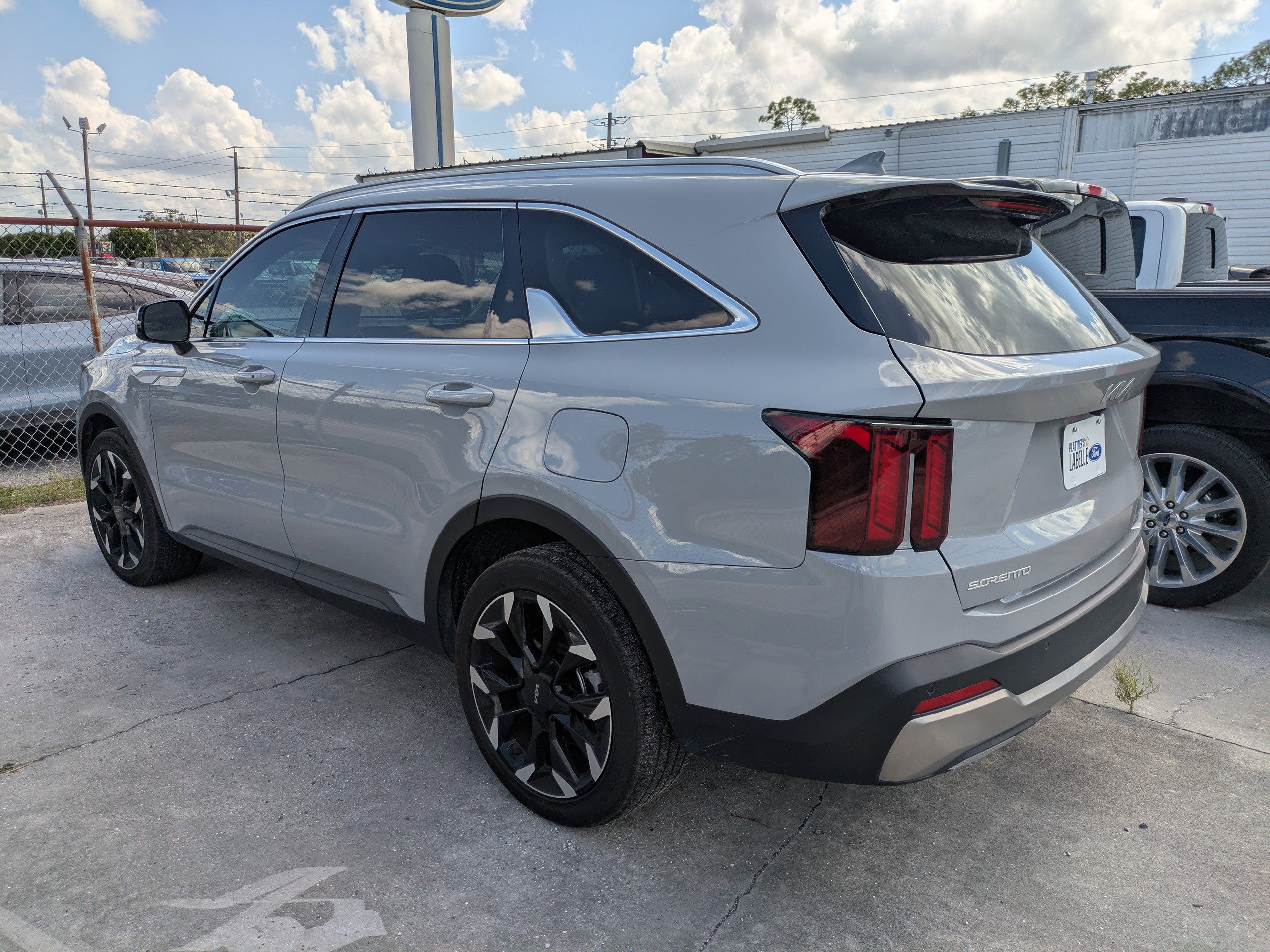 Used 2025 Kia Sorento EX w/ Panoramic Sunroof Package FWD image 5