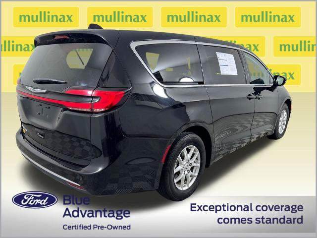Used 2024 Chrysler Pacifica Touring-L FWD image 4