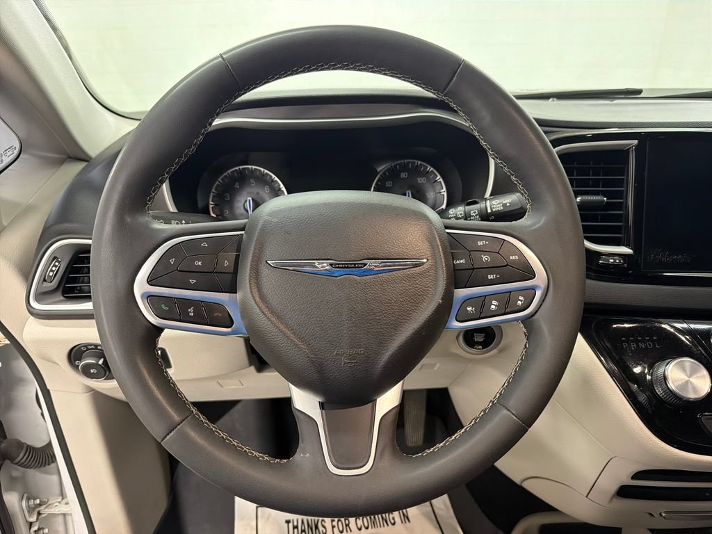 Used 2022 Chrysler Pacifica Touring-L FWD image 18