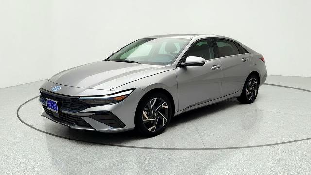 Used 2025 Hyundai Elantra SEL FWD image 3