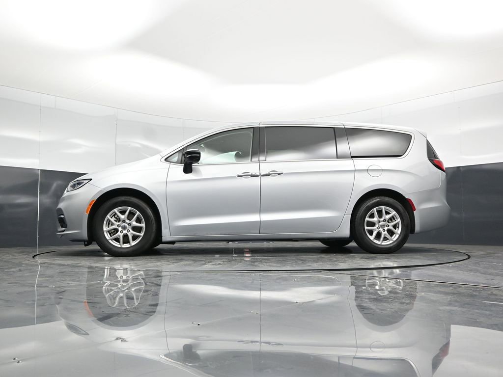 Used 2024 Chrysler Pacifica Touring-L image 50