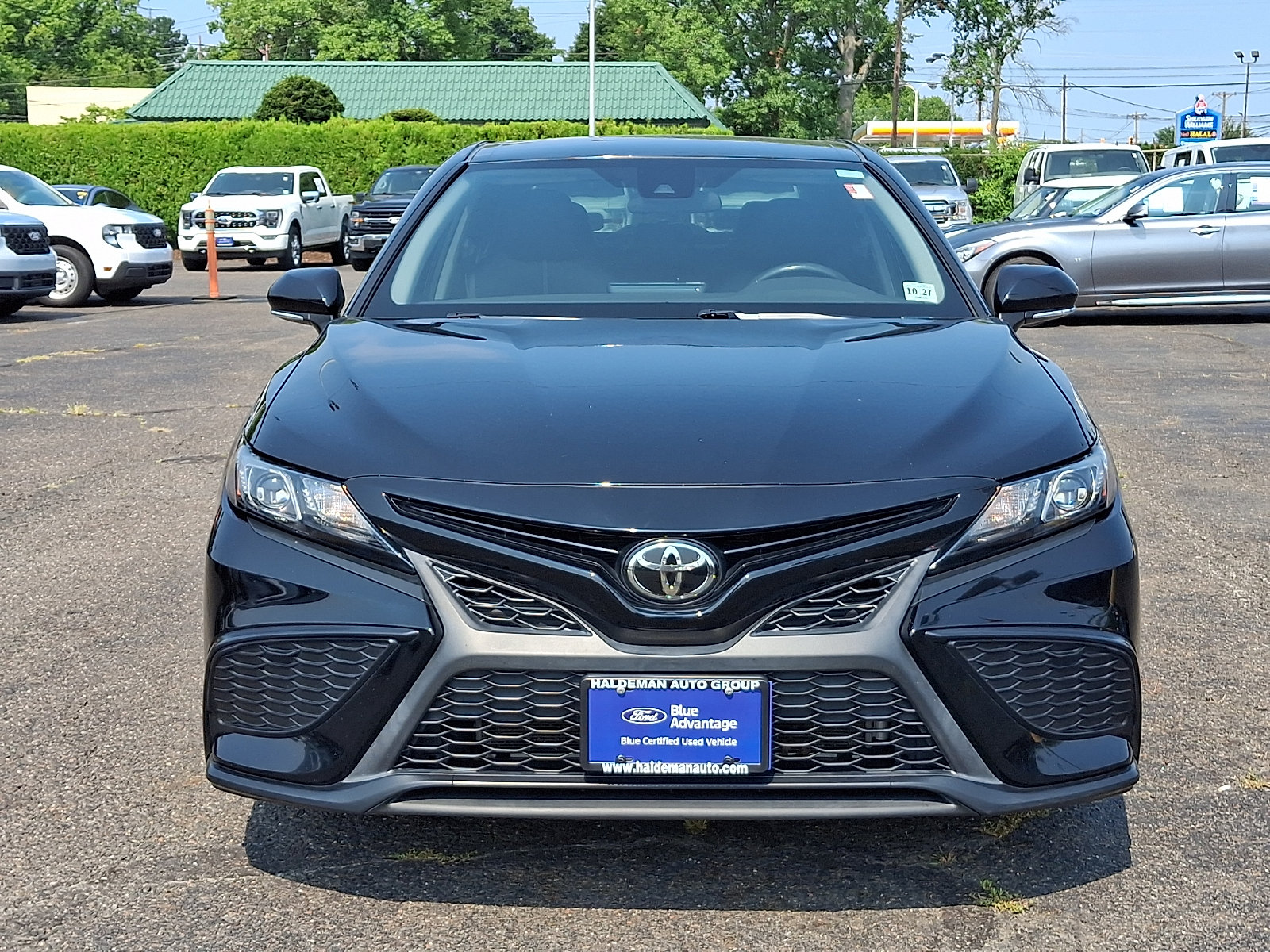 Used 2022 Toyota Camry SE w/ Carpet Mat Package (TMS) FWD image 2