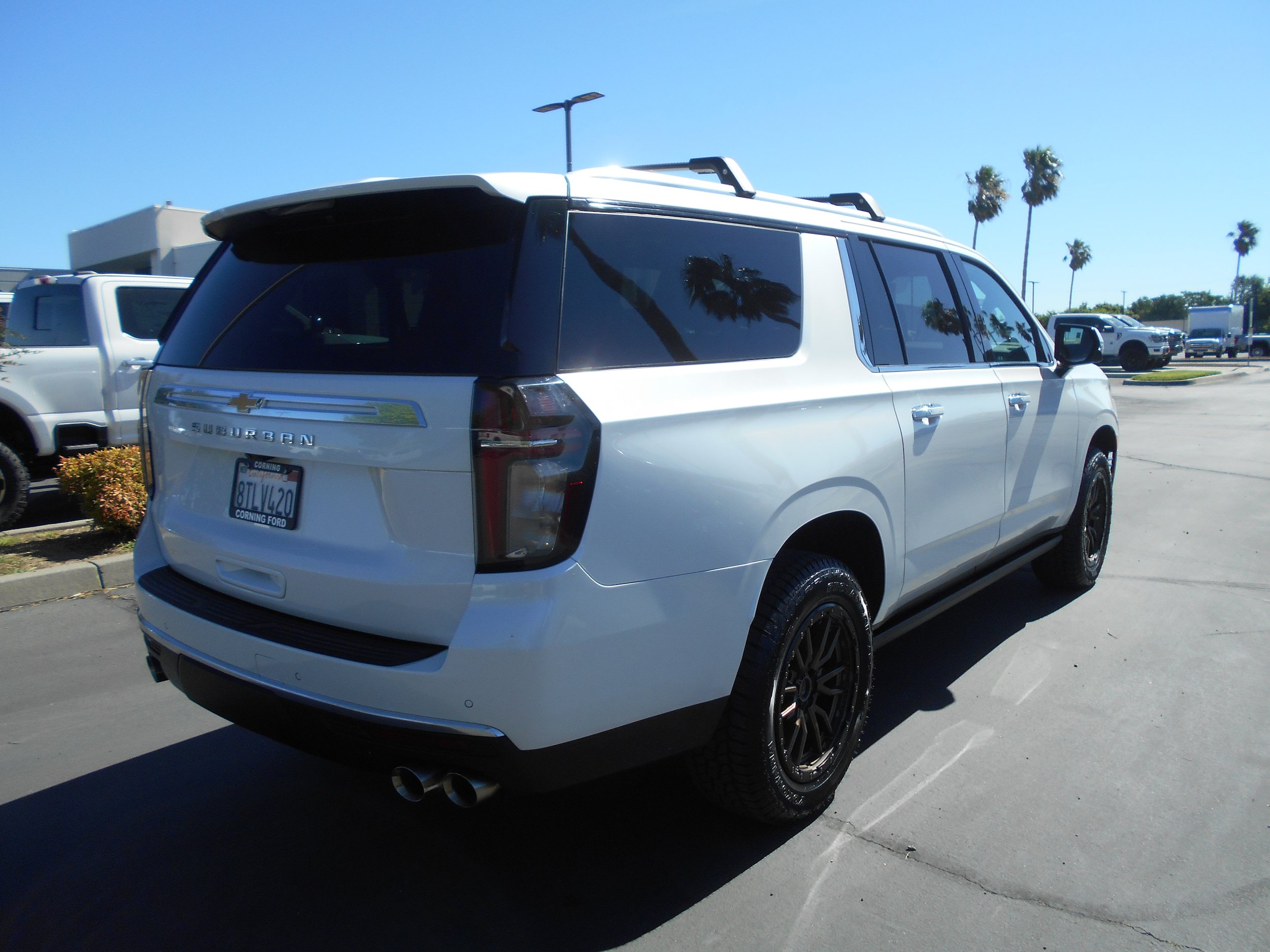 Used 2021 Chevrolet Suburban High Country w/ Premium Package AWD/4WD image 2