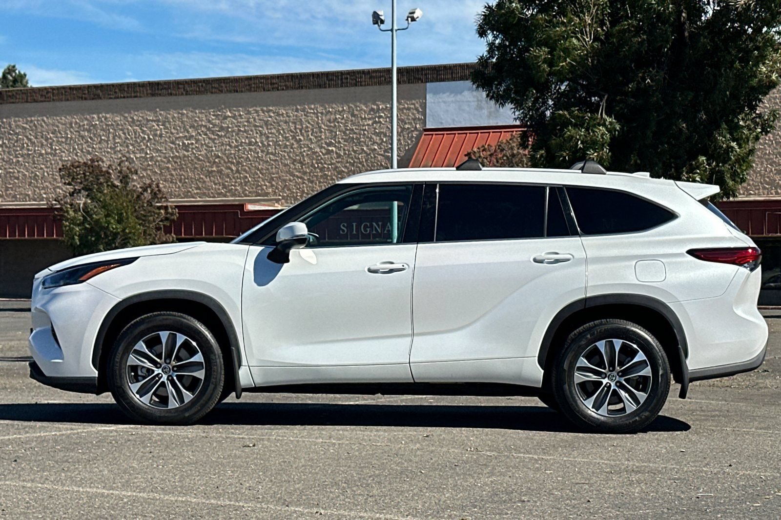 Used 2022 Toyota Highlander XLE AWD/4WD image 7