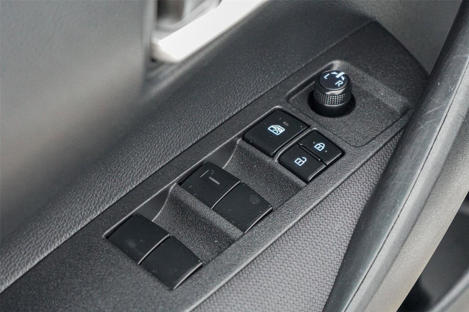 Used 2020 Toyota Corolla LE FWD image 19