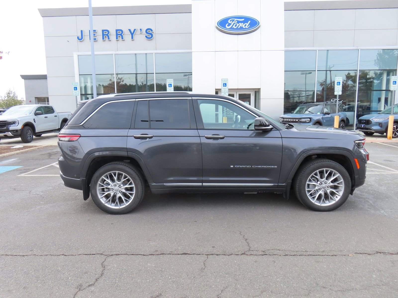 Used 2023 Jeep Grand Cherokee Summit w/ Luxury Tech Group V image 7
