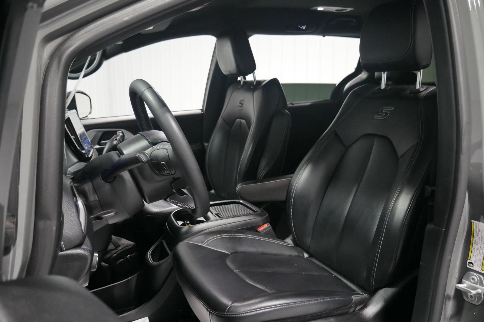 Used 2023 Chrysler Pacifica Touring-L w/ S Appearance Package image 10