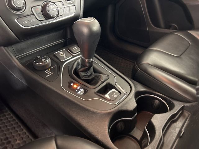 Used 2019 Jeep Cherokee Latitude Plus w/ Comfort/Convenience Group AWD/4WD image 13