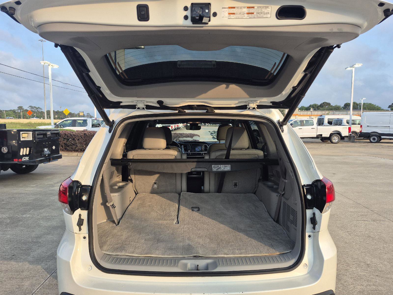 Used 2019 Toyota Highlander XLE FWD image 19