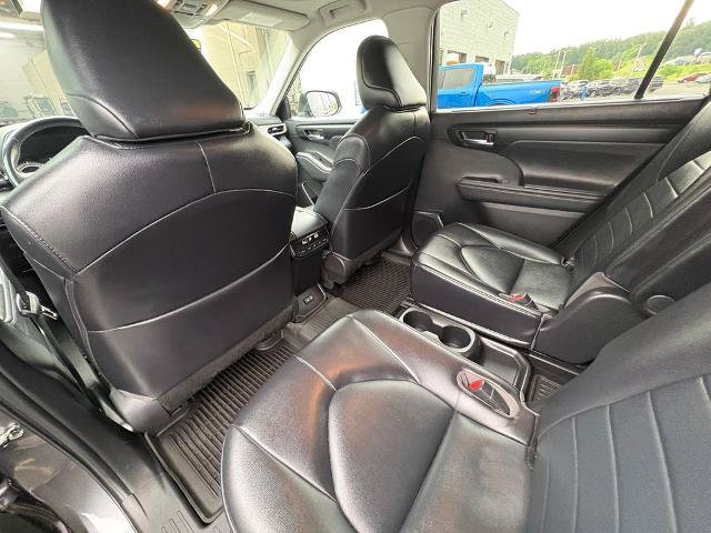 Used 2022 Toyota Highlander XLE AWD/4WD image 25