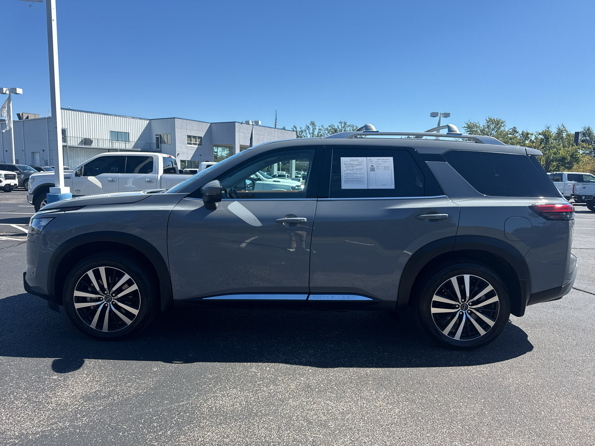 Used 2025 Nissan Pathfinder Platinum w/ Black Appearance Package FWD image 4
