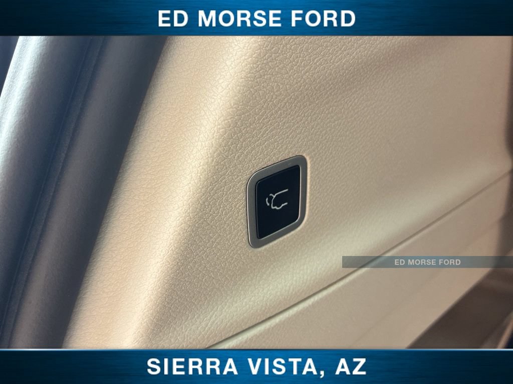 Used 2024 Chrysler Pacifica Touring-L FWD image 16