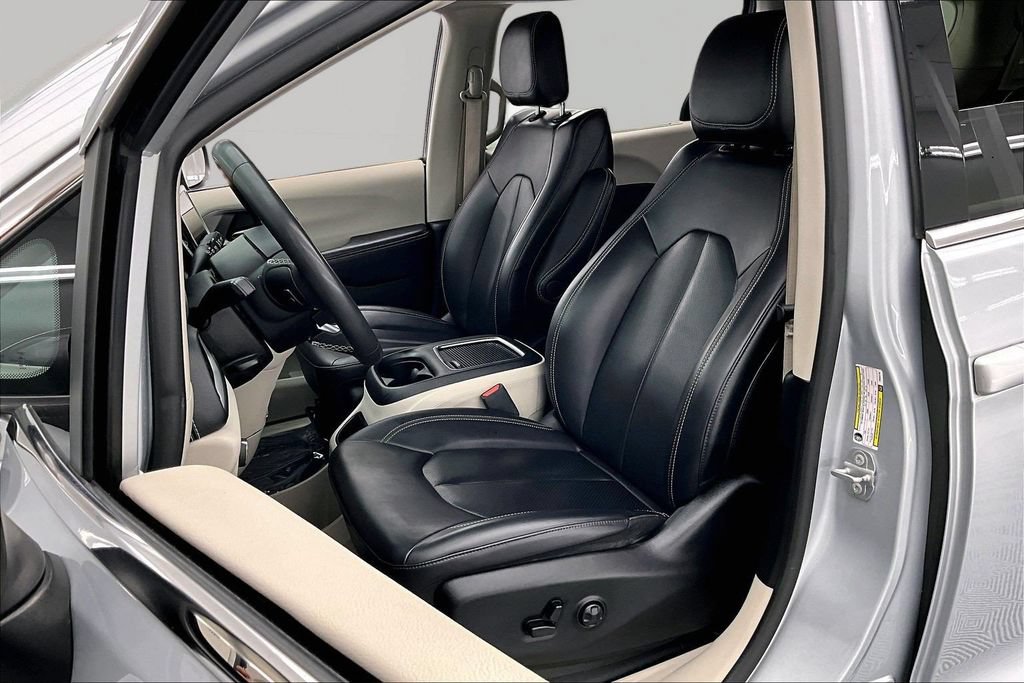 Used 2023 Chrysler Pacifica Touring-L FWD image 25