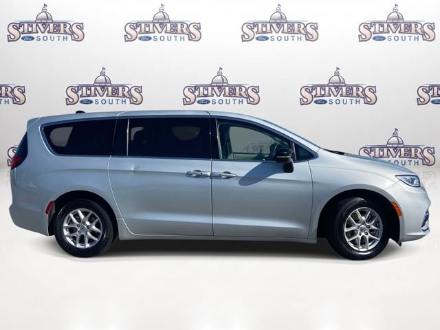 Used 2024 Chrysler Pacifica Touring-L FWD image 2