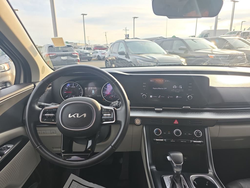 Used 2023 Kia Carnival LX FWD image 17