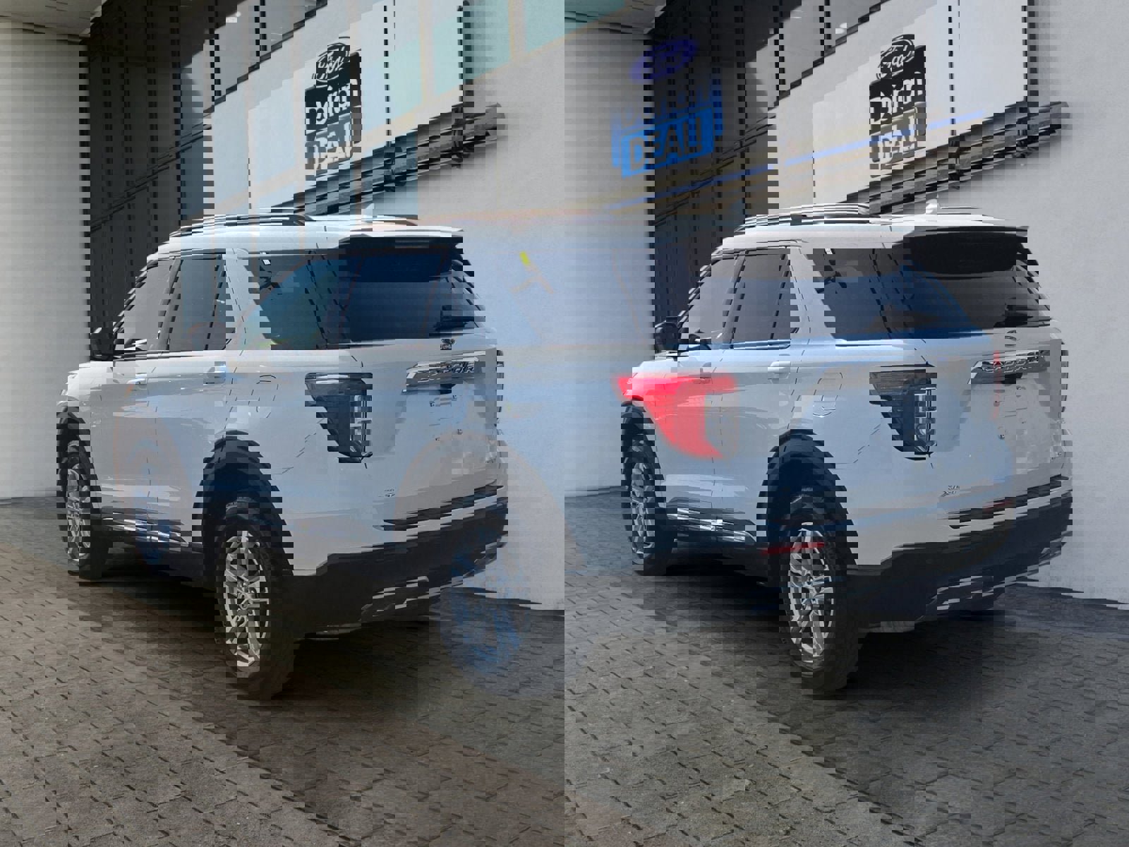 Certified 2022 Ford Explorer XLT w/ Equipment Group 202A image 3