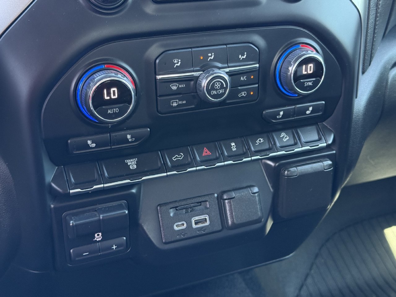 Used 2020 Chevrolet Silverado 2500 LTZ AWD/4WD image 21