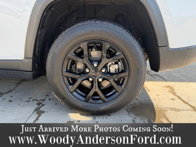 Used 2024 Jeep Grand Cherokee Altitude AWD/4WD image 7