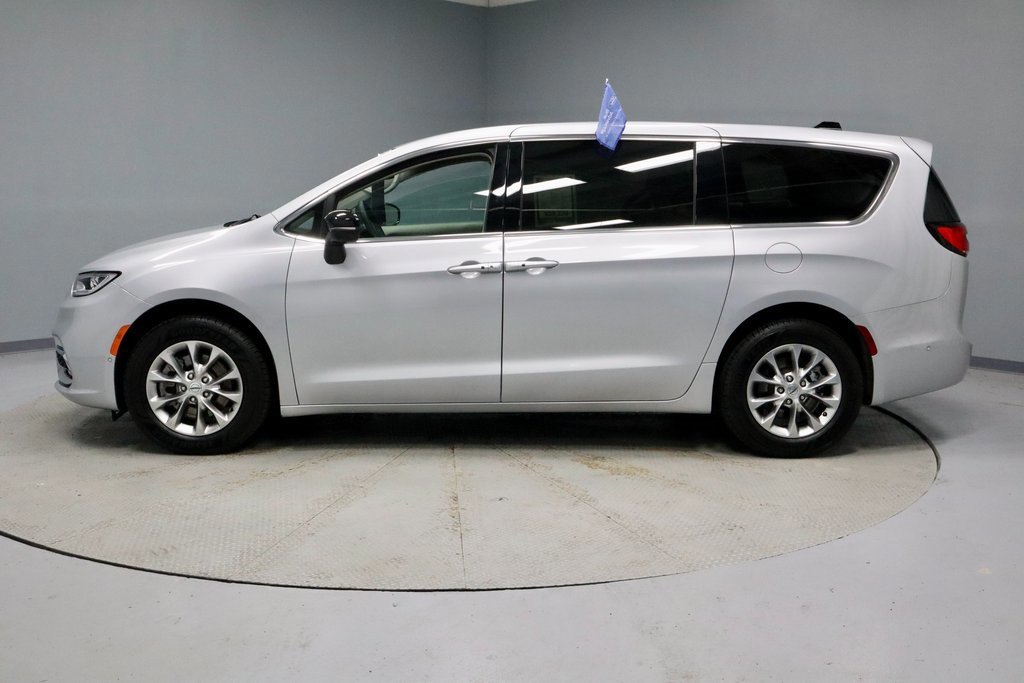 Used 2024 Chrysler Pacifica Touring-L image 2