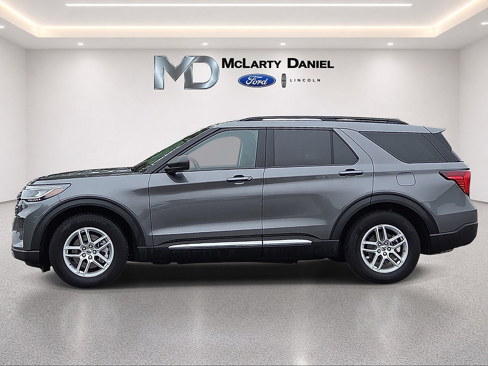 Certified 2025 Ford Explorer Active RWD image 3
