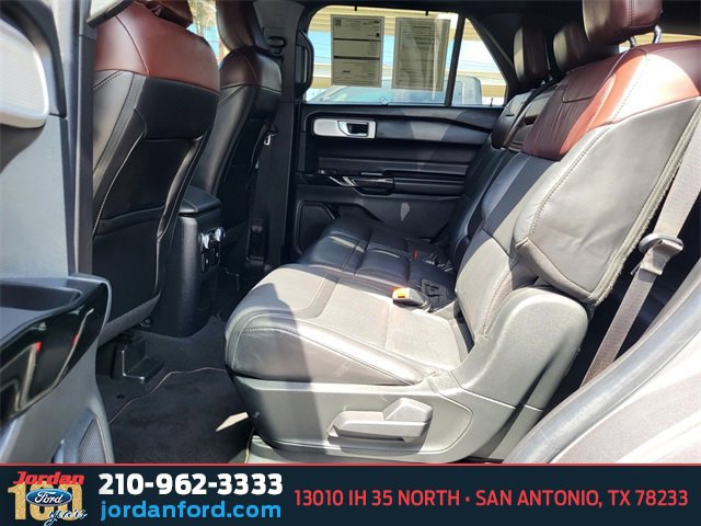 Certified 2021 Ford Explorer Platinum w/ Premium Technology Package image 16