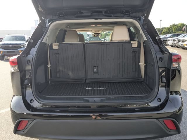 Used 2021 Toyota Highlander XLE AWD/4WD image 25