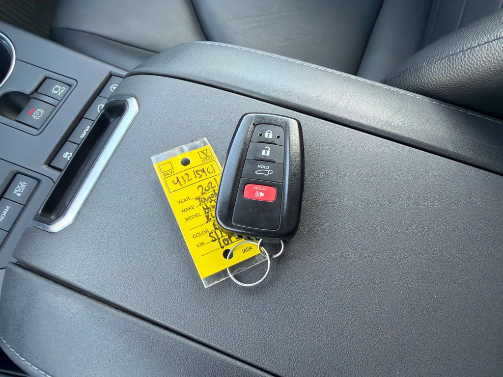 Used 2021 Toyota Highlander XLE AWD/4WD image 24