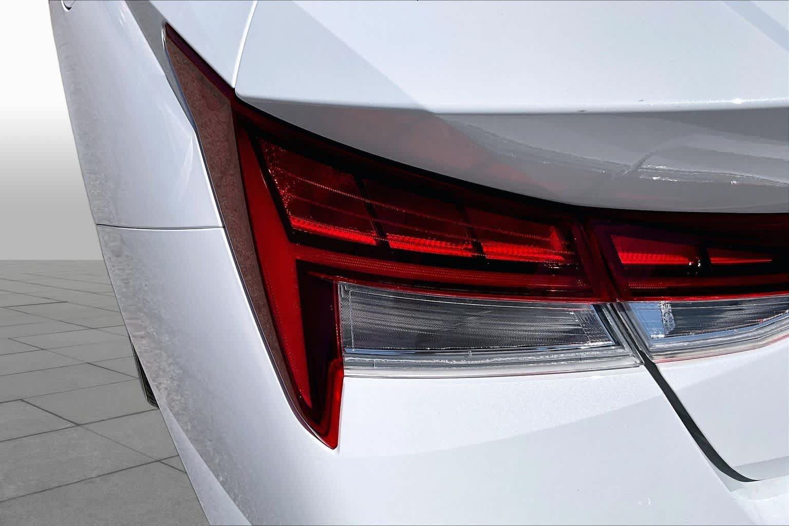 Used 2025 Hyundai Elantra Limited FWD image 28