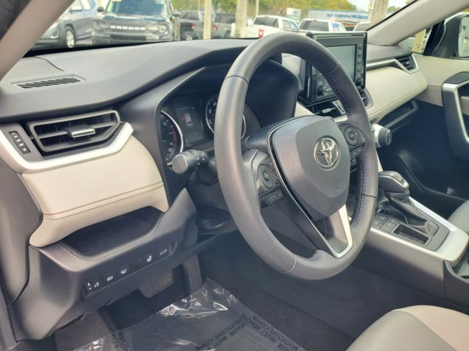 Used 2021 Toyota RAV4 XLE Premium image 10