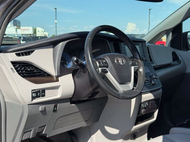 Used 2019 Toyota Sienna XLE w/ XLE Navigation Package FWD image 19