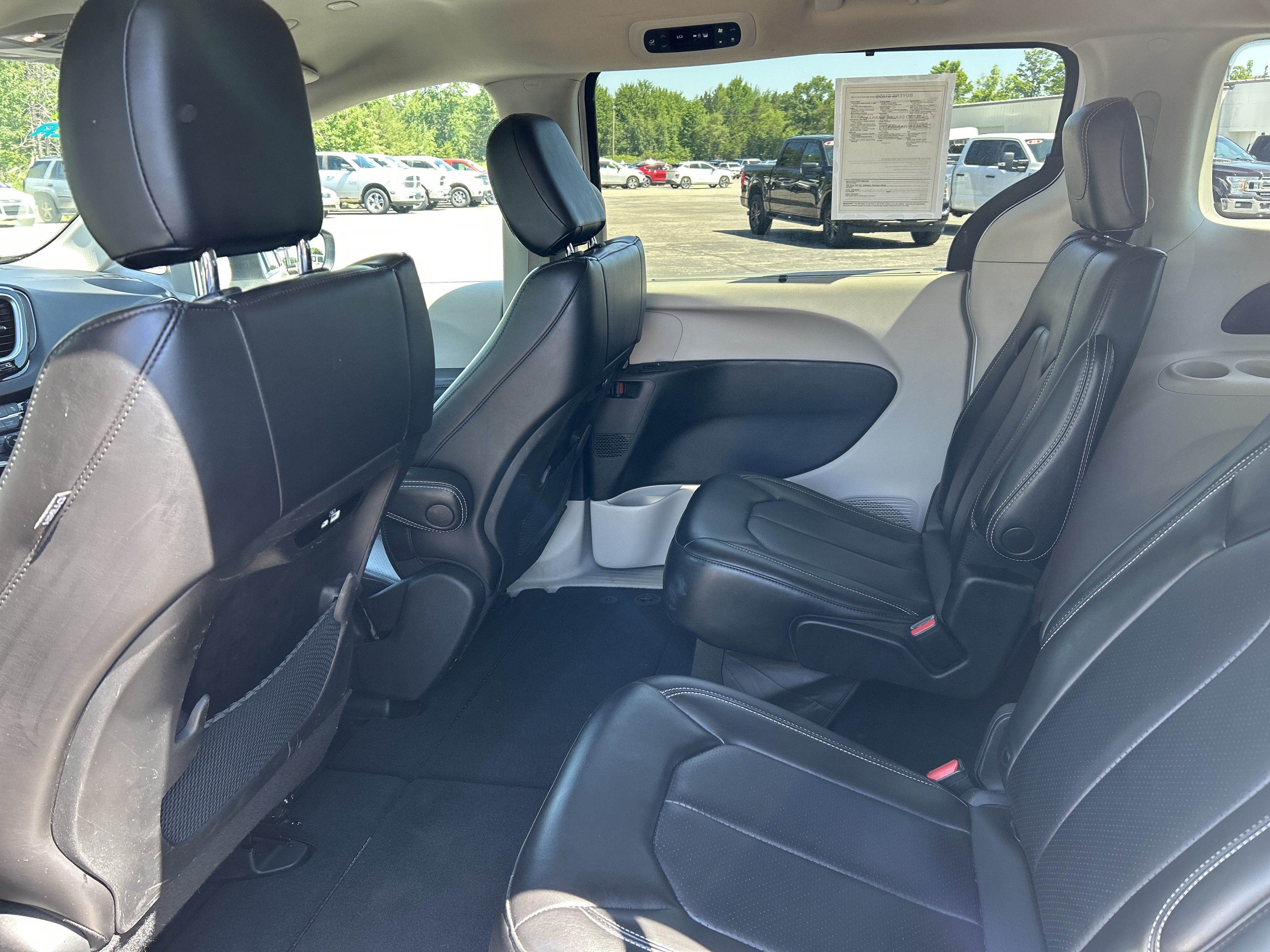 Used 2023 Chrysler Pacifica Touring-L FWD image 12