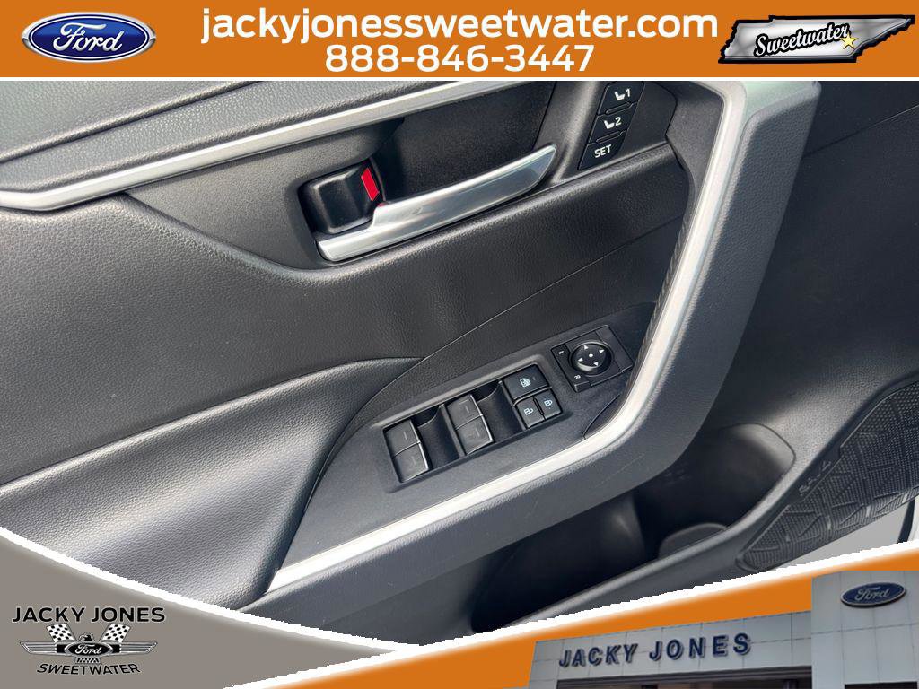 Used 2022 Toyota RAV4 XLE Premium image 17