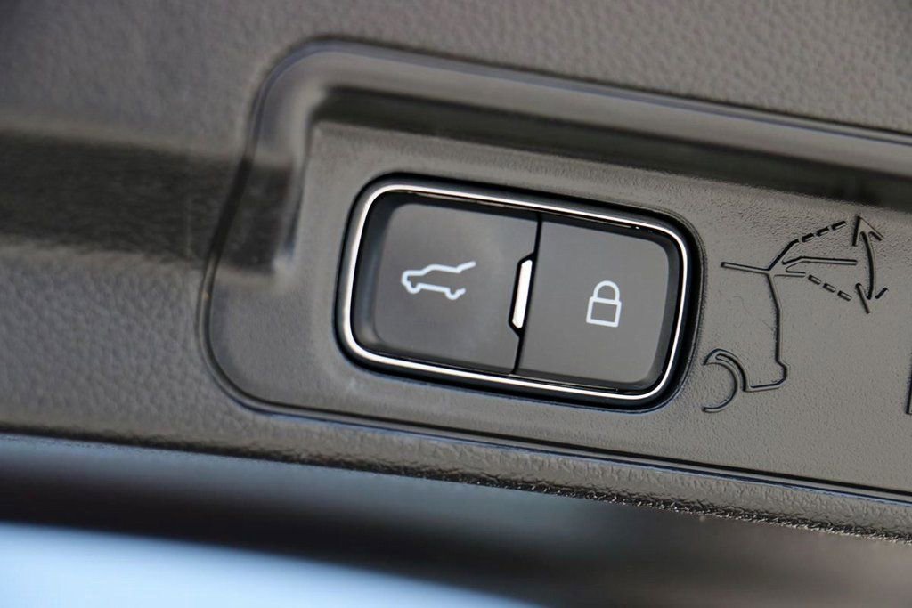 Certified 2022 Ford Explorer XLT w/ Equipment Group 202A image 12