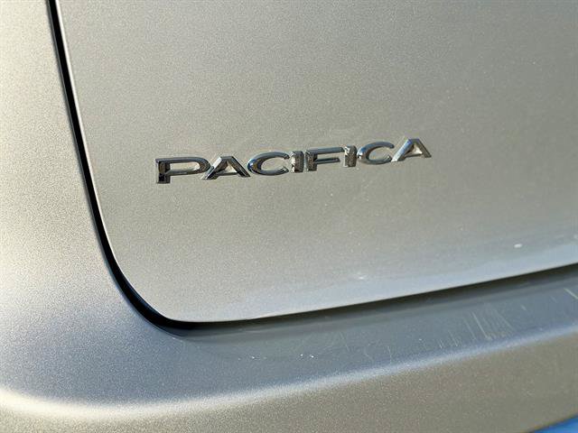 Used 2024 Chrysler Pacifica Touring-L FWD image 4