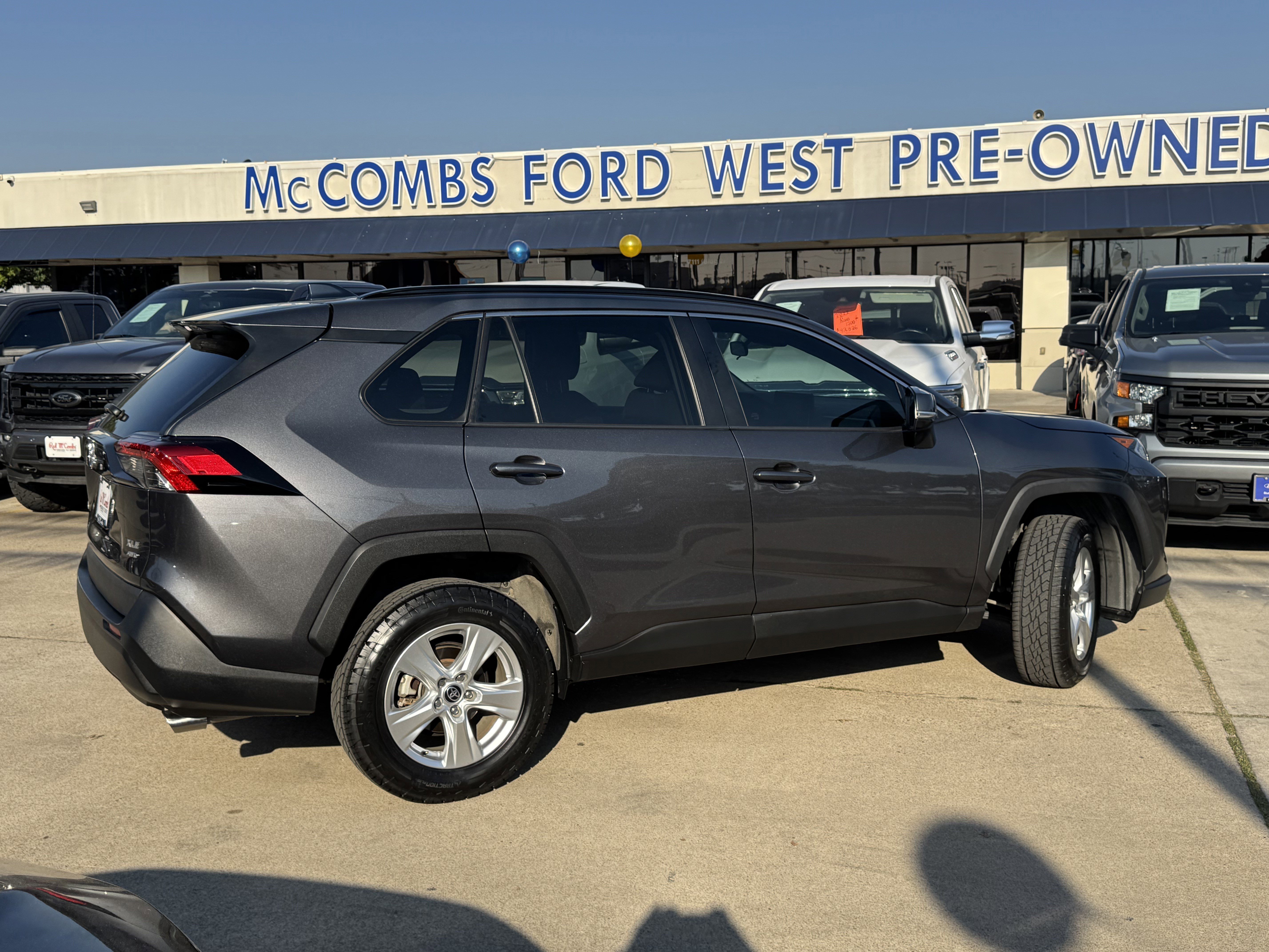 Used 2021 Toyota RAV4 XLE w/ Carpet Mat Package (TMS) image 4