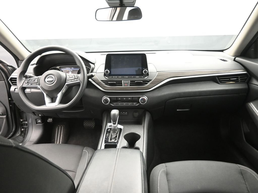 Used 2025 Nissan Altima 2.5 SV FWD image 14