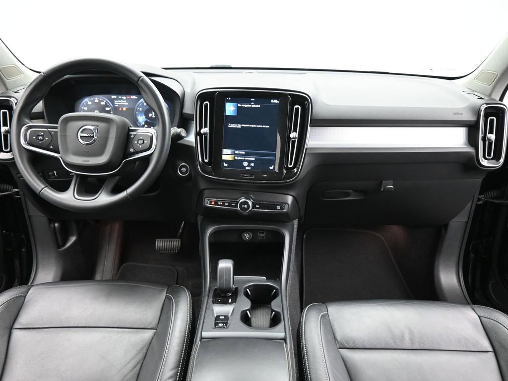 Used 2022 Volvo XC40 T5 Momentum image 18