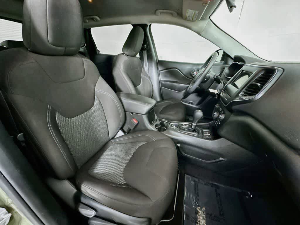 Used 2019 Jeep Cherokee Latitude w/ Popular Appearance Group FWD image 14