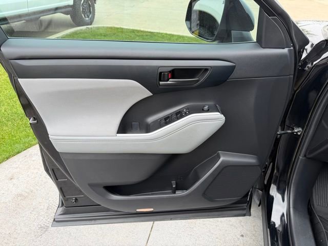 Used 2023 Toyota Highlander LE FWD image 9