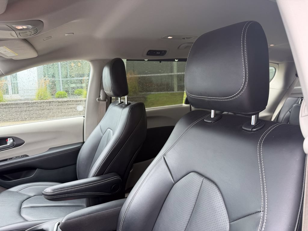 Used 2024 Chrysler Pacifica Touring-L FWD image 10