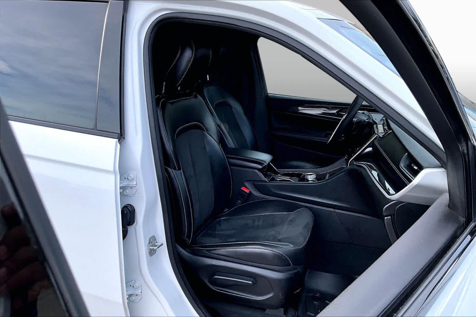 Used 2023 Jeep Grand Cherokee L Laredo AWD/4WD image 11