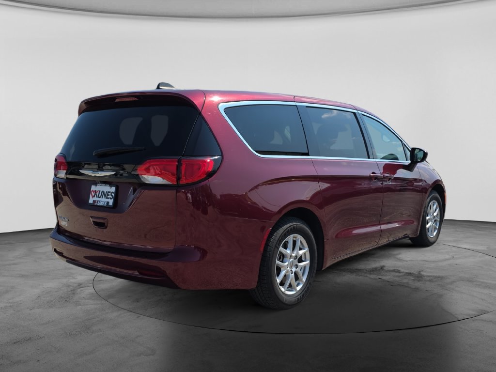 Used 2023 Chrysler Voyager LX FWD image 9