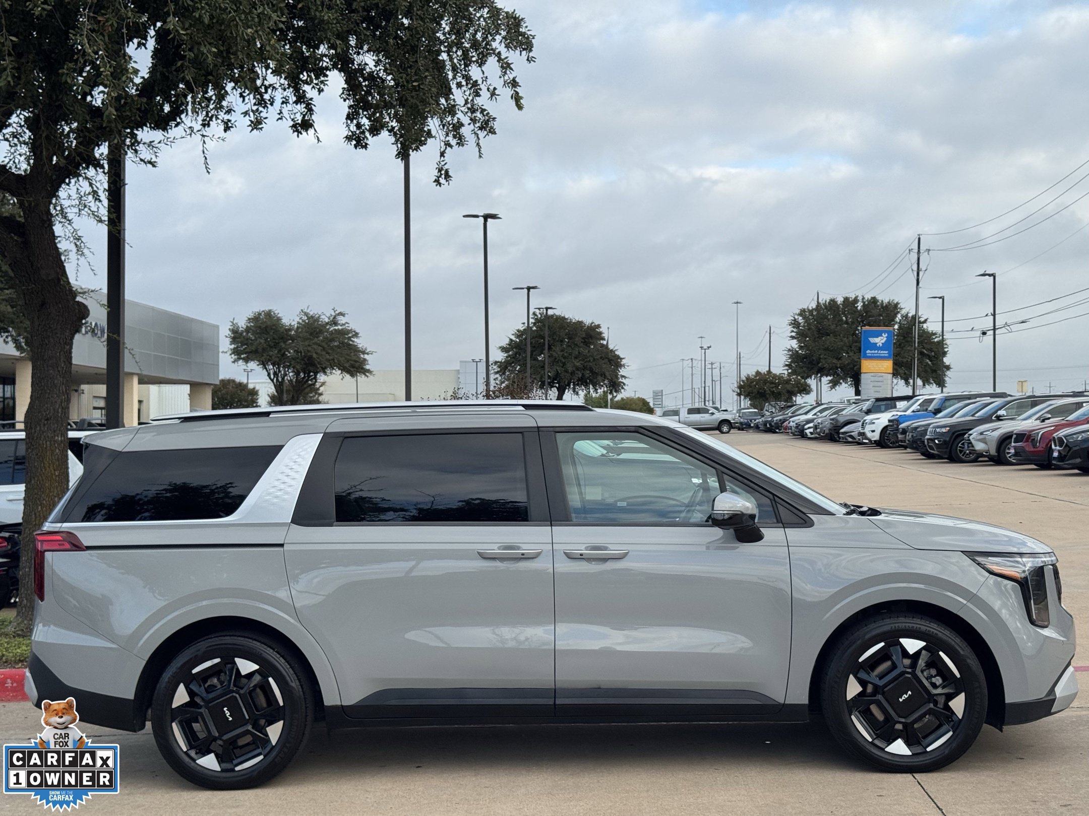 Used 2025 Kia Carnival EX FWD image 3