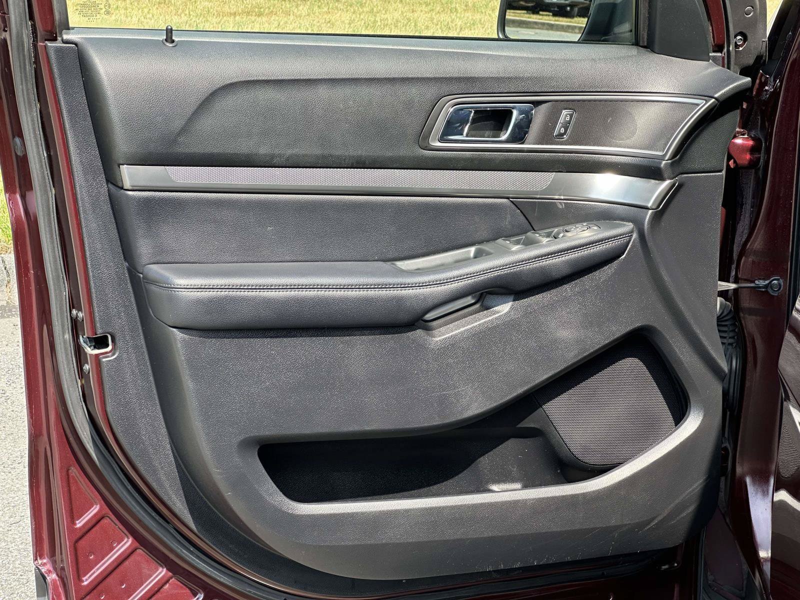 Certified 2018 Ford Explorer XLT w/ Equipment Group 201A AWD/4WD image 15