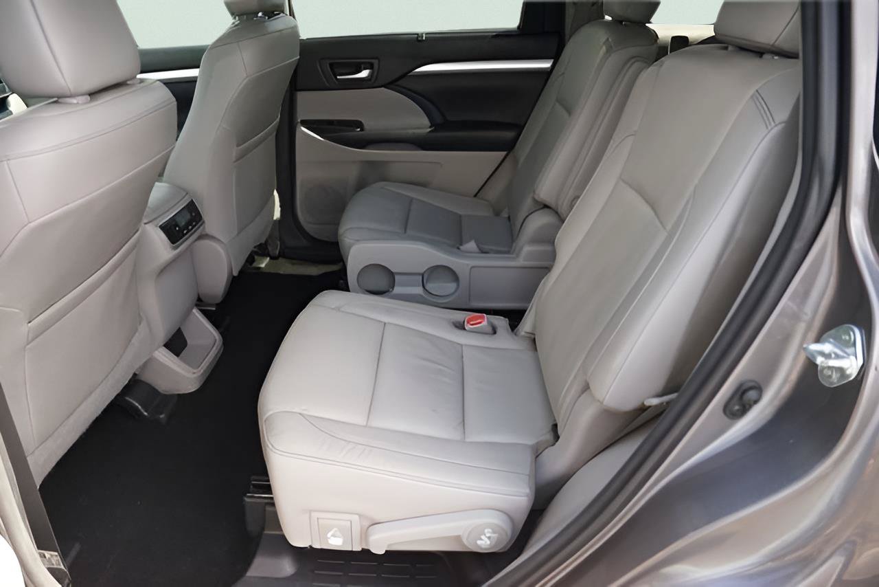 Used 2017 Toyota Highlander XLE FWD image 13