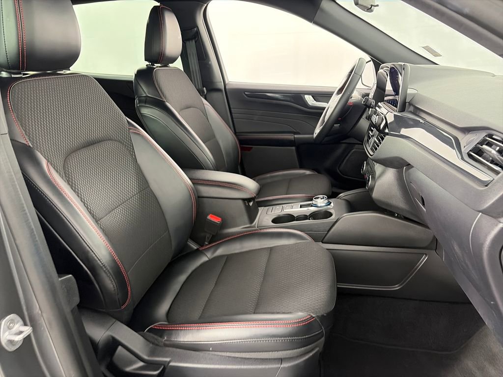 Certified 2025 Ford Escape ST-Line Select AWD/4WD image 31