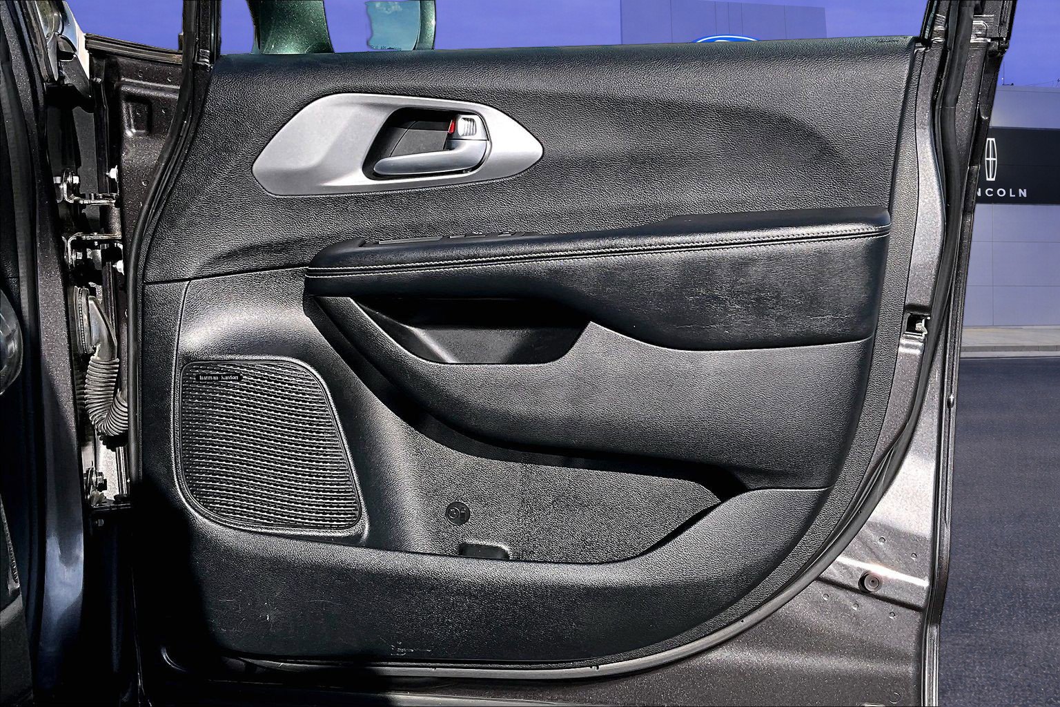 Used 2019 Chrysler Pacifica Touring-L Plus w/ Advanced Safetytec Group FWD image 29