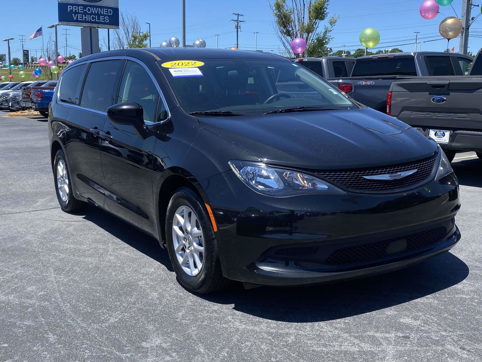 Used 2022 Chrysler Voyager LX FWD image 1
