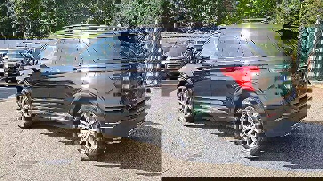 Certified 2022 Ford Explorer XLT w/ Equipment Group 202A image 4